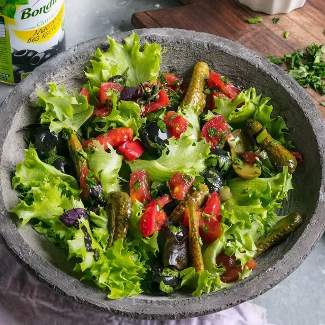 Салати зуд аз помидор, зайтун ва корнишонҳо