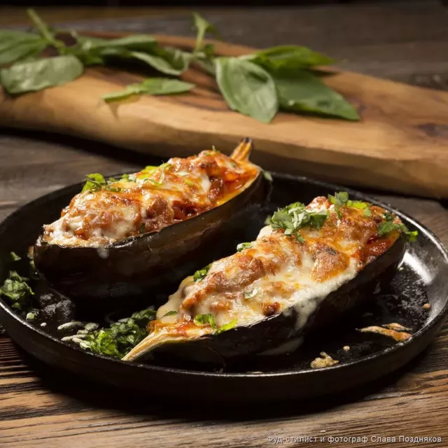 Бодинҷони пухта бо гӯшти қима бо лечо ва пошидани панир ва райхон