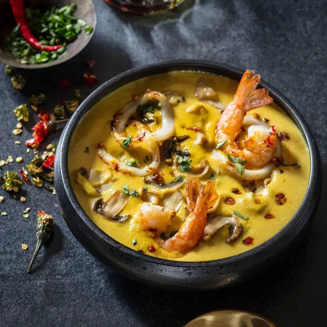 Шӯрбои таиландии карри бо занбурӯғҳо ва маҳсулоти баҳрӣ